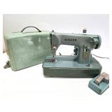Working Vintage SINGER Sewing Machine w/Case