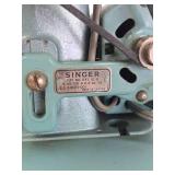Working Vintage SINGER Sewing Machine w/Case