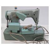 Working Vintage SINGER Sewing Machine w/Case
