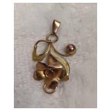 10K Gold Floral Shaped Pendant 10K Gold Floral Shaped Pendant