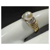 Vintage 14k Gold Ring with Pearl and Diamonds Vintage 14k Gold Ring with Pearl and Diamonds
