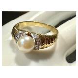 Vintage 14k Gold Ring with Pearl and Diamonds Vintage 14k Gold Ring with Pearl and Diamonds