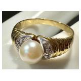 Vintage 14k Gold Ring with Pearl and Diamonds Vintage 14k Gold Ring with Pearl and Diamonds