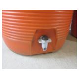 (EW6) 2 Rubbermaid 5-Gallon Beverag... (EW6) 2 Rubbermaid 5-Gallon Beverag...