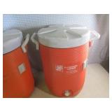 (EW6) 2 Rubbermaid 5-Gallon Beverag... (EW6) 2 Rubbermaid 5-Gallon Beverag...