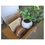 (D-4) Unsorted Box of Misc Decor... (D-4) Unsorted Box of Misc Decor...