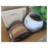(D-4) Unsorted Box of Misc Decor... (D-4) Unsorted Box of Misc Decor...
