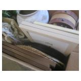 (D-4) Unsorted Box of Misc Decor... (D-4) Unsorted Box of Misc Decor...
