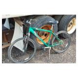 Schwinn Mountain Bike with  High Ten Tubing steel frame and SR Suntour M2000N front suspension