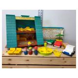 Vintage 1976 Fisher Price Little People Children’s Hospital – Working Elevator & Bell, With Lots of Accessories Vintage 1976 Fisher Price Little People Children’s Hospital – Working Elevator & Bell, With Lots of Accessories