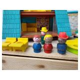 Vintage 1976 Fisher Price Little People Children’s Hospital – Working Elevator & Bell, With Lots of Accessories Vintage 1976 Fisher Price Little People Children’s Hospital – Working Elevator & Bell, With Lots of Accessories