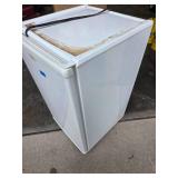 Whirlpool Dorm Sized Refrigerator (Works) Whirlpool Dorm Sized Refrigerator (Works)