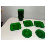Vintage Green Depression Glass Dinnerware Set - 16 Pieces Vintage Green Depression Glass Dinnerware Set - 16 Pieces