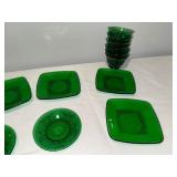 Vintage Green Depression Glass Dinnerware Set - 16 Pieces Vintage Green Depression Glass Dinnerware Set - 16 Pieces