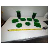 Vintage Green Depression Glass Dinnerware Set - 16 Pieces Vintage Green Depression Glass Dinnerware Set - 16 Pieces