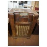 Philco Model 41-608 Vintage Record Player With Radio