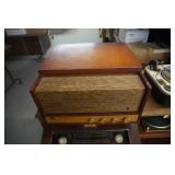 Magnavox Airline Vintage Record Player With Radio