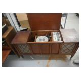 Zenith Vintage Wood Console Cabinet Record Player With Radio