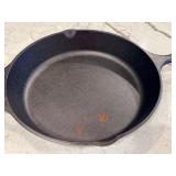 K - Lodge 10.5-Inch Cast Iron Skillet, Pre-Owned
