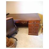 L-Shaped Office Desk & Chair L-Shaped Office Desk & Chair