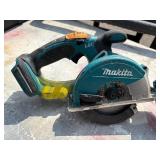 (2) Makita XSC01 handheld circular saws with (2) 18V 3.0 AH batteries & a DC18RA charger