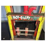 Rol-A-Lift M4 with a hand operated hydraulic jack