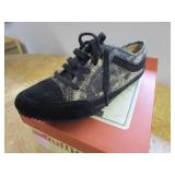 Size 7.5 Laceups