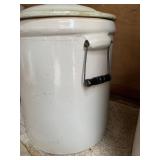 RW 8 gal crock w/cover