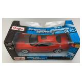 Maisto 1:24  Scale Special Edition Die Cast 2008 Dodge Challenger SRT8 & 1970 Dodge Challenger R/T Convertible (NIB) Maisto 1:24  Scale Special Edition Die Cast 2008 Dodge Challenger SRT8 & 1970 Dodge Challenger R/T Convertible (NIB)