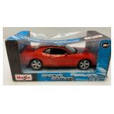 Maisto 1:24  Scale Special Edition Die Cast 2008 Dodge Challenger SRT8 & 1970 Dodge Challenger R/T Convertible (NIB) Maisto 1:24  Scale Special Edition Die Cast 2008 Dodge Challenger SRT8 & 1970 Dodge Challenger R/T Convertible (NIB)