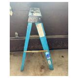 Werner 4 Ft. Fiberglass Step Ladder (8 Ft. Reach Height) with 250 Lb. Load Capacity Type I Duty Rating
