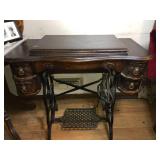 Antique Singer Sewing Table/Machine