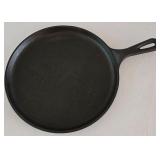 LR - Set of 3 Cast Iron Pans Lodge 85K 10.5 in, Lodge 90C 10.75 in, and 7 in Egg Pan