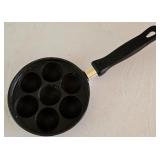 LR - Set of 3 Cast Iron Pans Lodge 85K 10.5 in, Lodge 90C 10.75 in, and 7 in Egg Pan