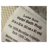 Set of 2 Luxe Soft Hotel Bath Rugs and 6 White Towels
