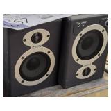 Insignia 5 Disc CD Player with (2) M-Audio Studio Pro 3 Stereo Speakers NS-DA1902