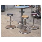 30" Pedestal Table with (4) Bar Stools