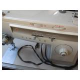 Vintage portable Singer stylist 513...