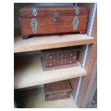 Trio of assorted size Vintage jewel...