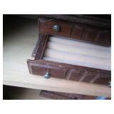 Trio of assorted size Vintage jewel...