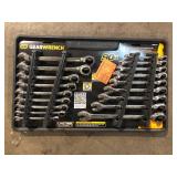 GEARWRENCH SAE/MM 90-Tooth Pro Combination Ratcheting Wrench Tool Set with Tray (18-Piece) Customer Returns See Pictures