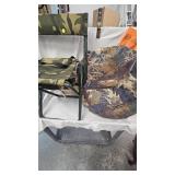 Deluxe Folding Chair w/Pouch and Multi Season Dog House Pack in Blind