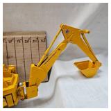 Classic 98% Condition International Harvestor 1/16" DieCast Loader/Backhoe #472 Beautiful Condition