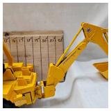 Classic 98% Condition International Harvestor 1/16" DieCast Loader/Backhoe #472 Beautiful Condition
