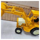 Classic 98% Condition International Harvestor 1/16" DieCast Loader/Backhoe #472 Beautiful Condition