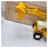 Classic 98% Condition International Harvestor 1/16" DieCast Loader/Backhoe #472 Beautiful Condition