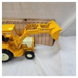 Classic 98% Condition International Harvestor 1/16" DieCast Loader/Backhoe #472 Beautiful Condition