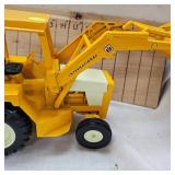 Classic 98% Condition International Harvestor 1/16" DieCast Loader/Backhoe #472 Beautiful Condition