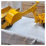 Classic 98% Condition International Harvestor 1/16" DieCast Loader/Backhoe #472 Beautiful Condition