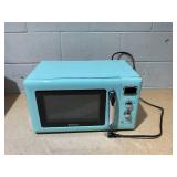 Costway - 0.9Cu.ft. Retro Countertop Compact Microwave Oven 900W 8 Cooking Settings - Green 18inx34inx15in (LxWxH)